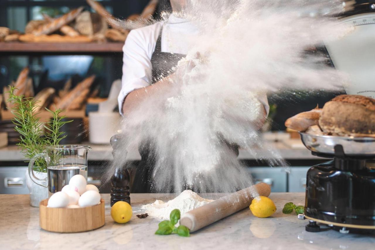 Al Messila, A Luxury Collection Resort & Spa, Doha Buitenkant foto A baker sifting flour