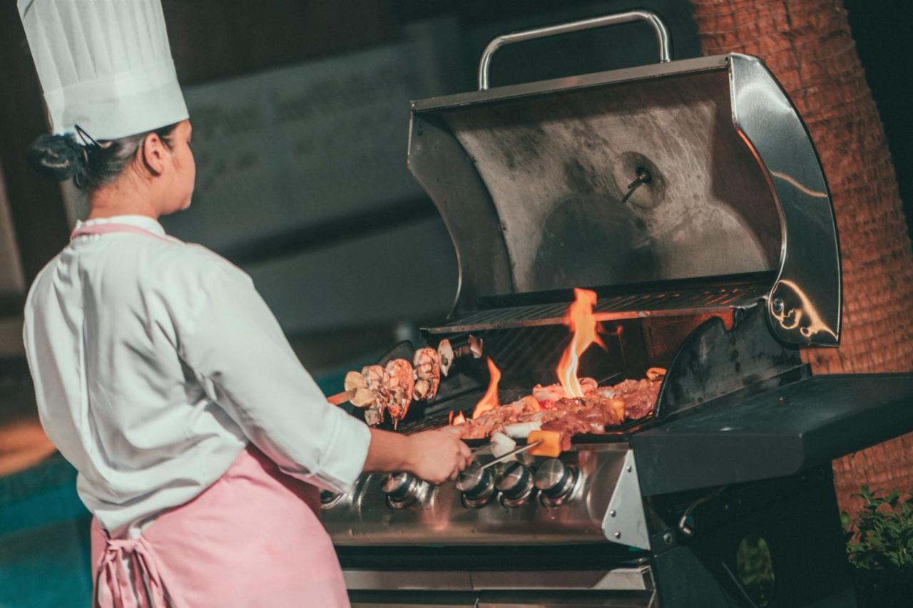 Al Messila, A Luxury Collection Resort & Spa, Doha Buitenkant foto A chef cooking on a gas grill