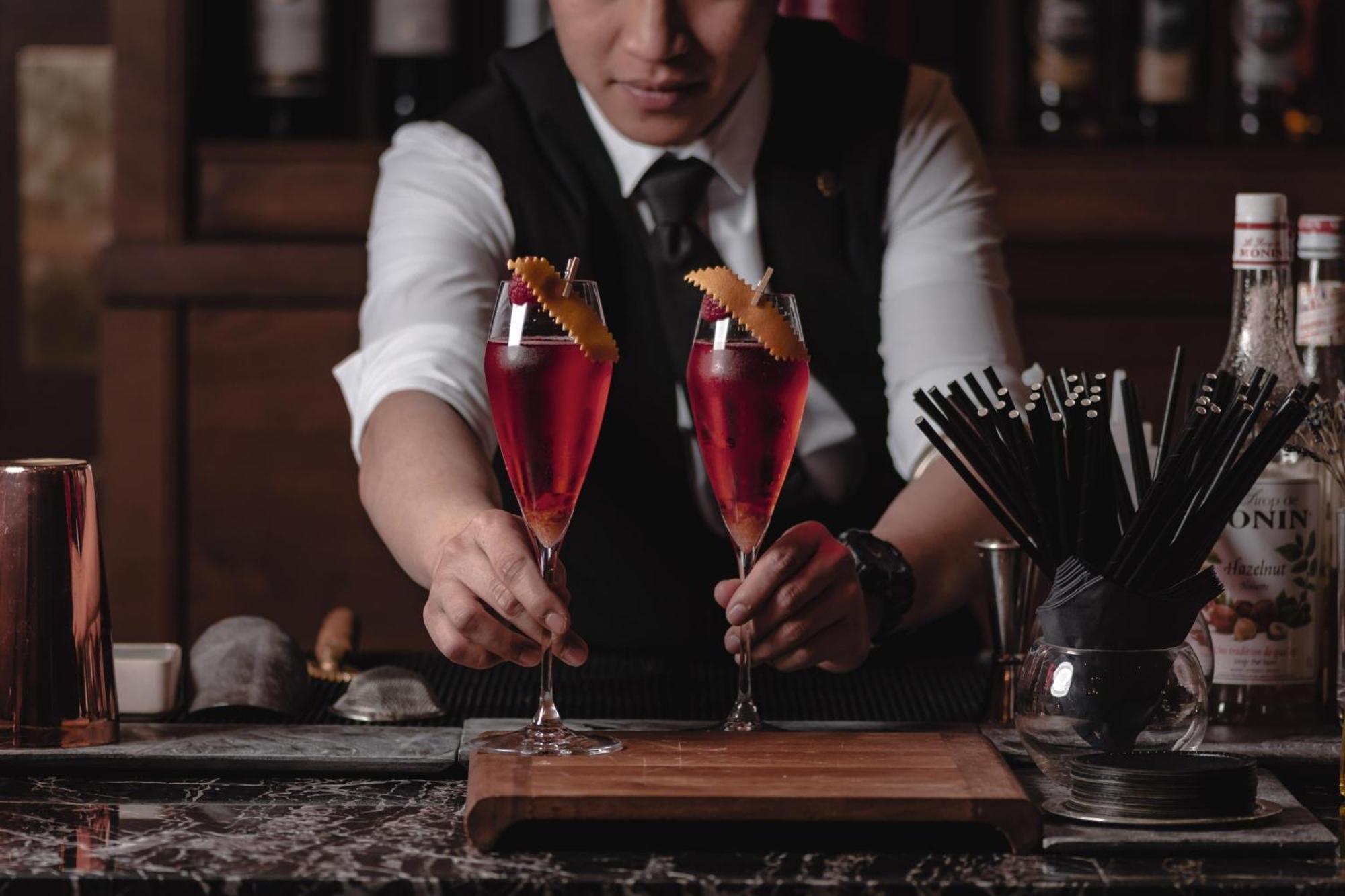 Al Messila, A Luxury Collection Resort & Spa, Doha Buitenkant foto A bartender serving cocktails